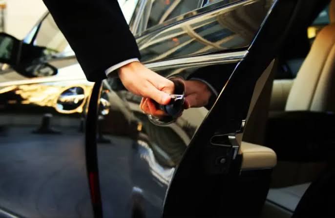 autista che apre portiera servizi di transfer e taxi costa rei villasimius sardinia multiservizi
